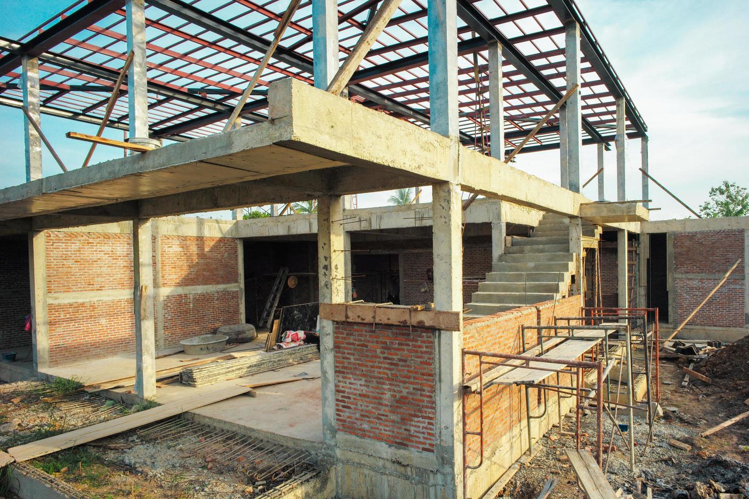 perspectief huis in aanbouw met heldere blauwe hemelachtergrond foto