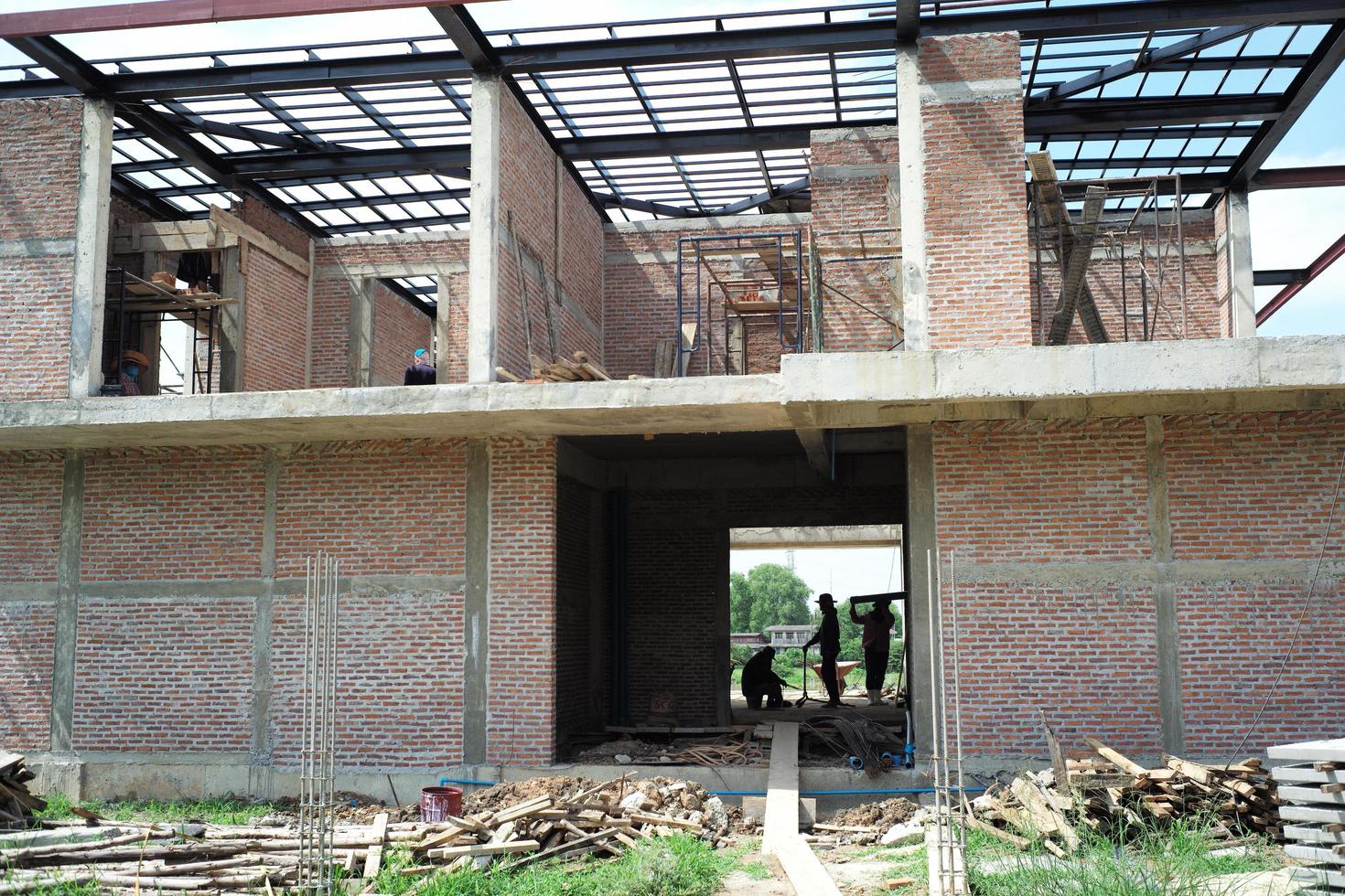 perspectief huis in aanbouw met heldere blauwe hemelachtergrond foto