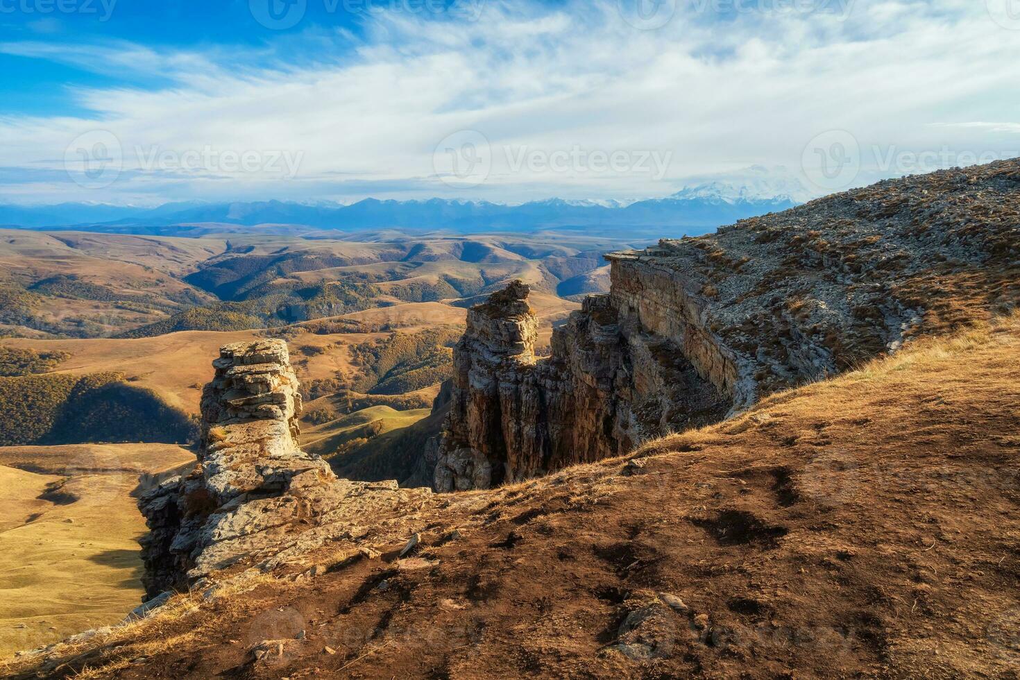 verbazingwekkend visie van bermamyt plateau rotsen Aan zonnig dag. Kaukasus bergen Aan de rand van een klif in de afstand. sfeervol landschap met silhouetten van bergen. karachay-cherkessia, Rusland. foto