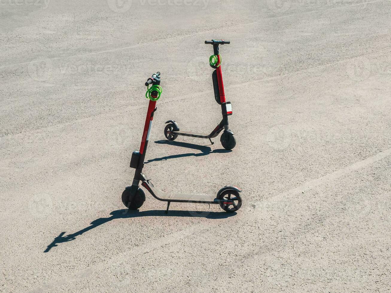 twee geparkeerd scooters in de zomer stad. modern jeugd mode van vervoer foto