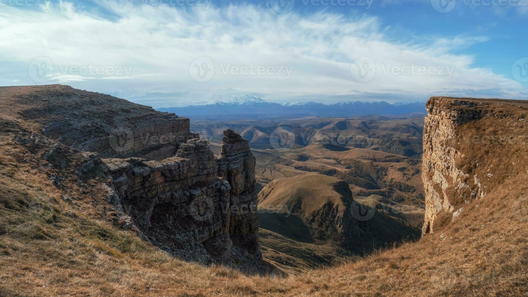 verbazingwekkend visie van bermamyt plateau rotsen Aan zonnig dag. Kaukasus bergen Aan de rand van een klif in de afstand. sfeervol landschap met silhouetten van bergen. karachay-cherkessia, Rusland. foto