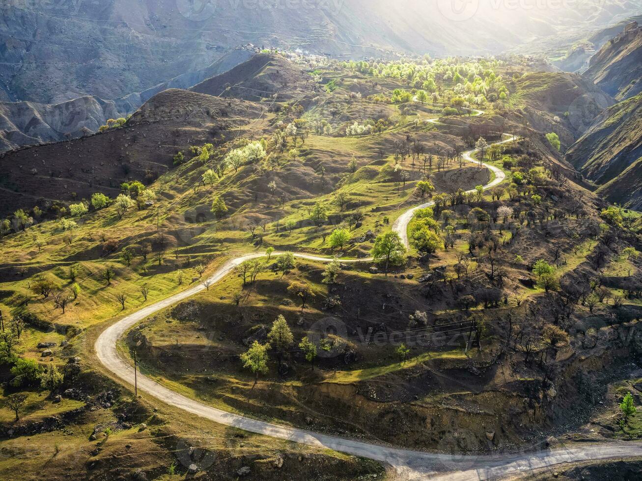 berg serpentijn in de dageraad zonlicht. een versmallen aarde berg foto