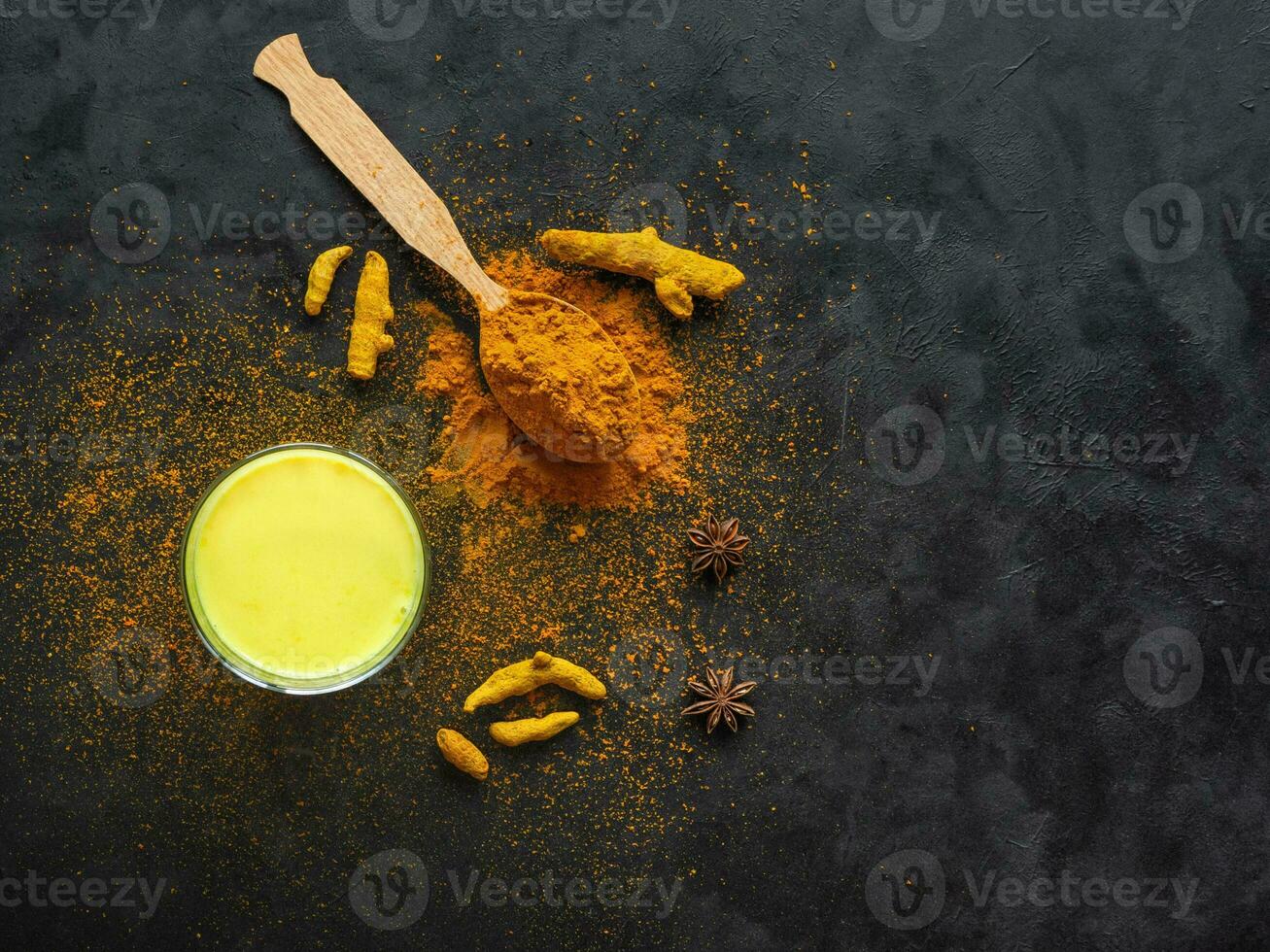 traditioneel Indisch drinken kurkuma gouden melk foto