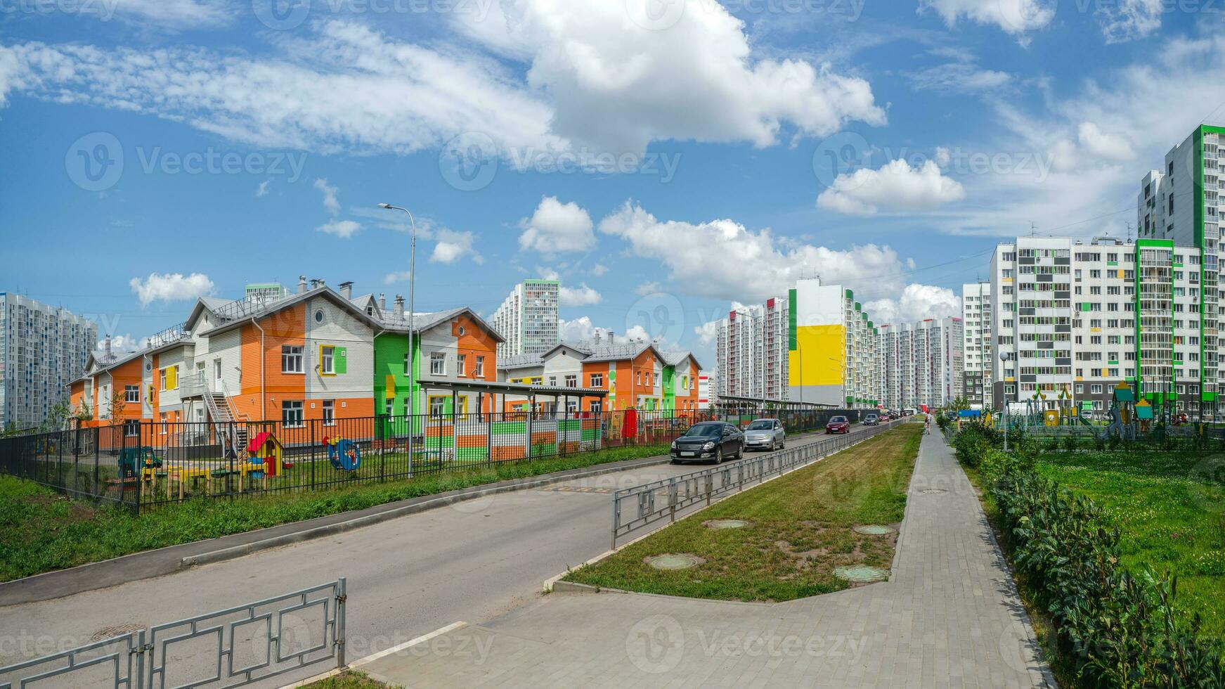 woon- buurt Aan de buitenwijken van zeepok. modern mooi nieuw gebouwen. gekleurde muur. foto