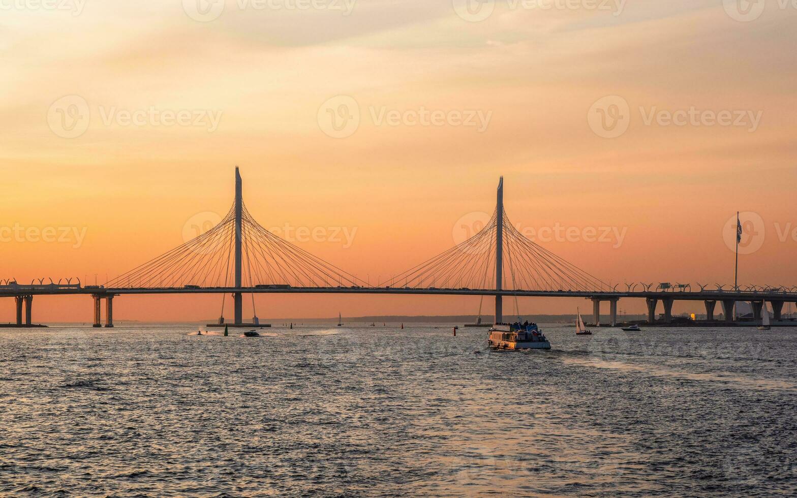 avond panorama van de Neva rivier- water Oppervlakte in st. petersburg. foto