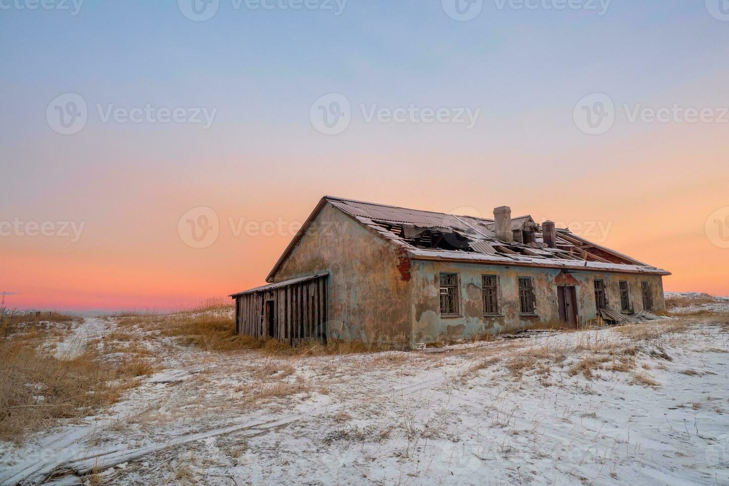 verlaten huis tegen de arctisch lucht. oud authentiek dorp van teriberka. foto