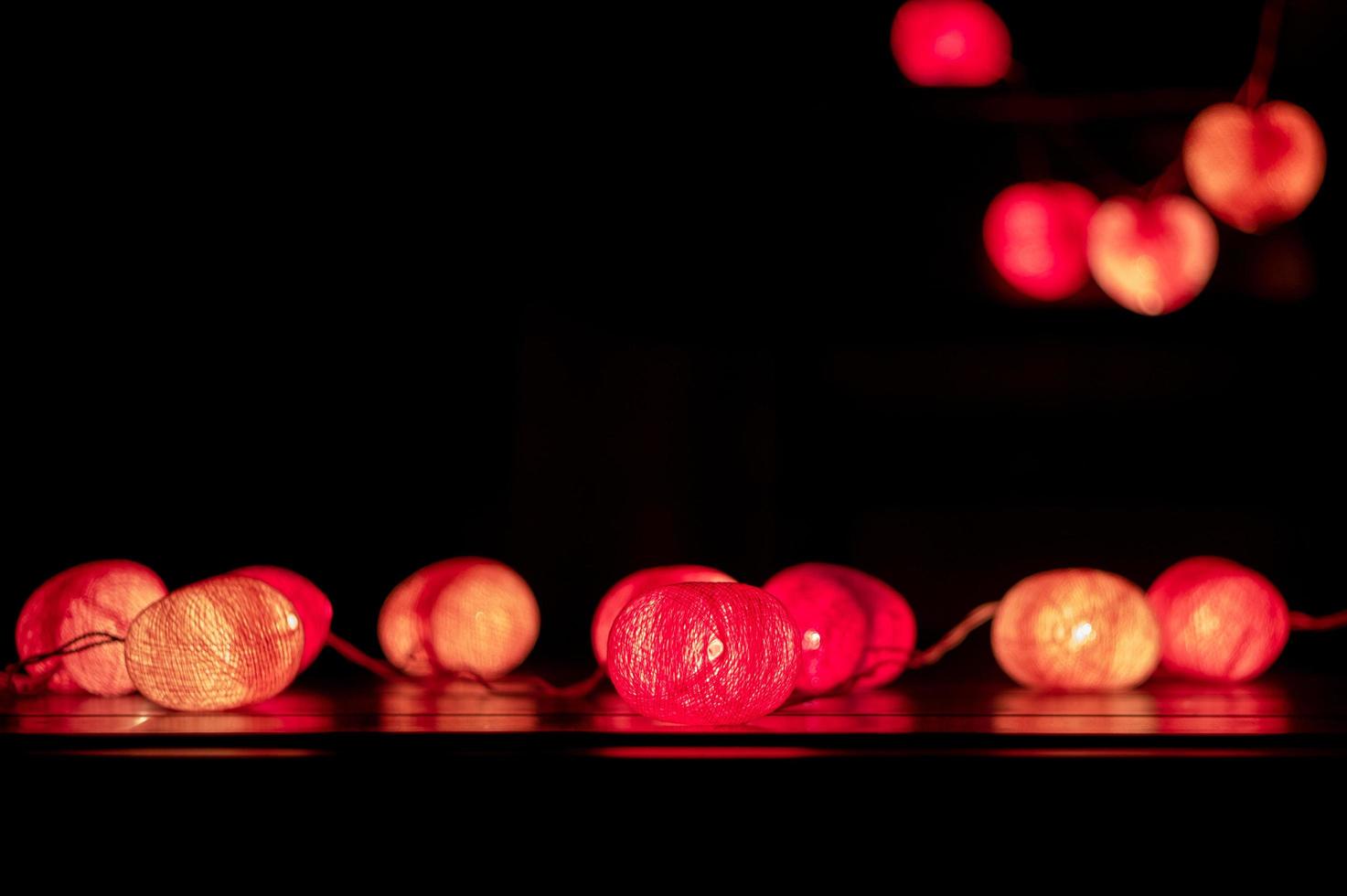 close-up van hartvormige led-lampjes versierd in de donkere kamer foto