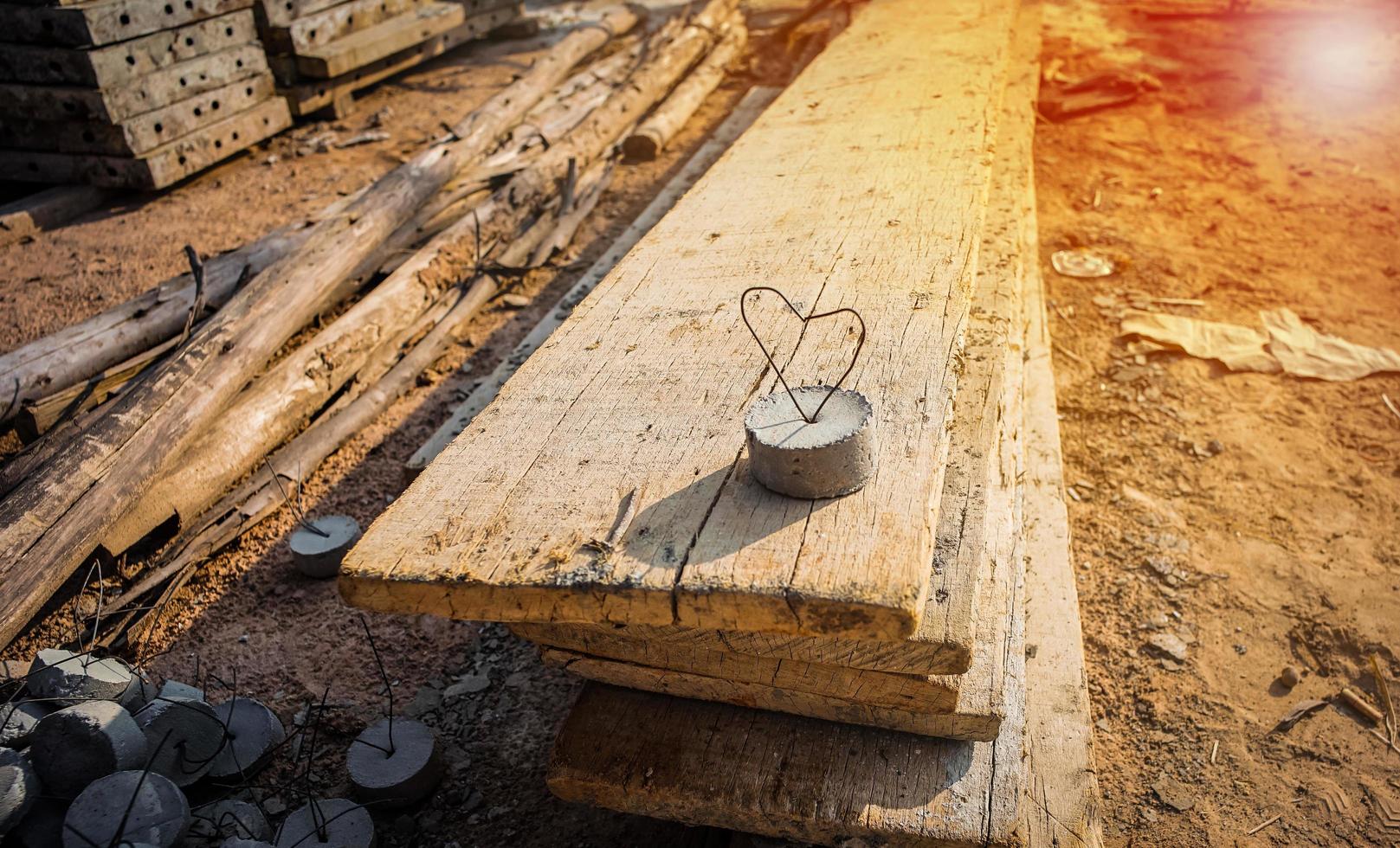 draad in hartvorm in de cementklomp. liefde teken en symbool concept. foto