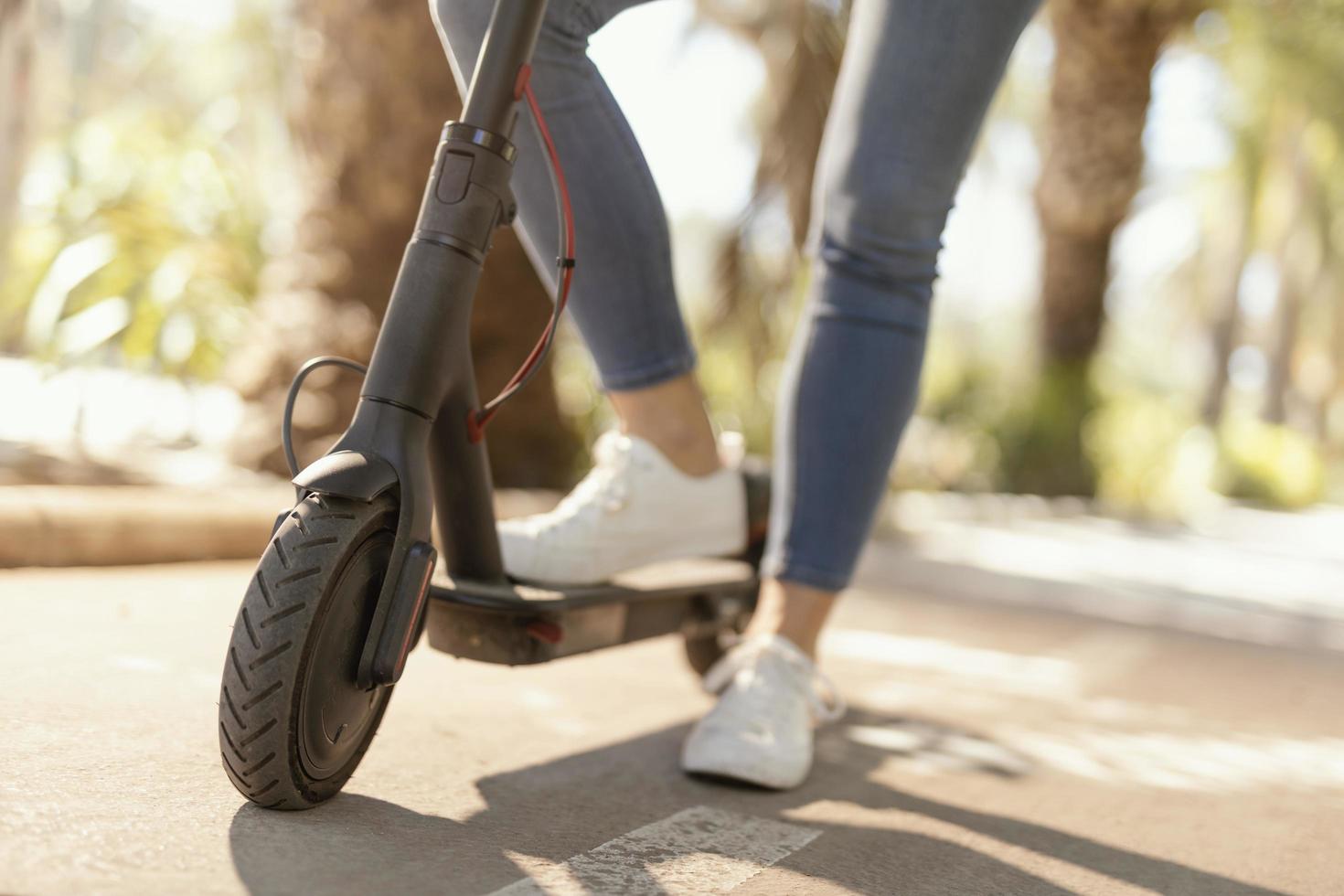 close-up van een vrouw op een scooter foto