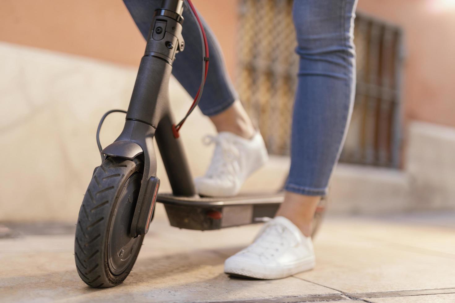 close-up van een persoon op een scooter foto