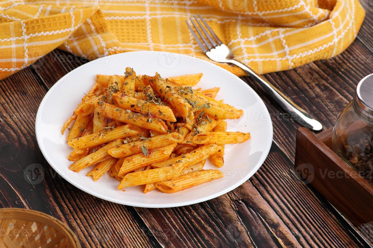 penne pasta op een bord foto