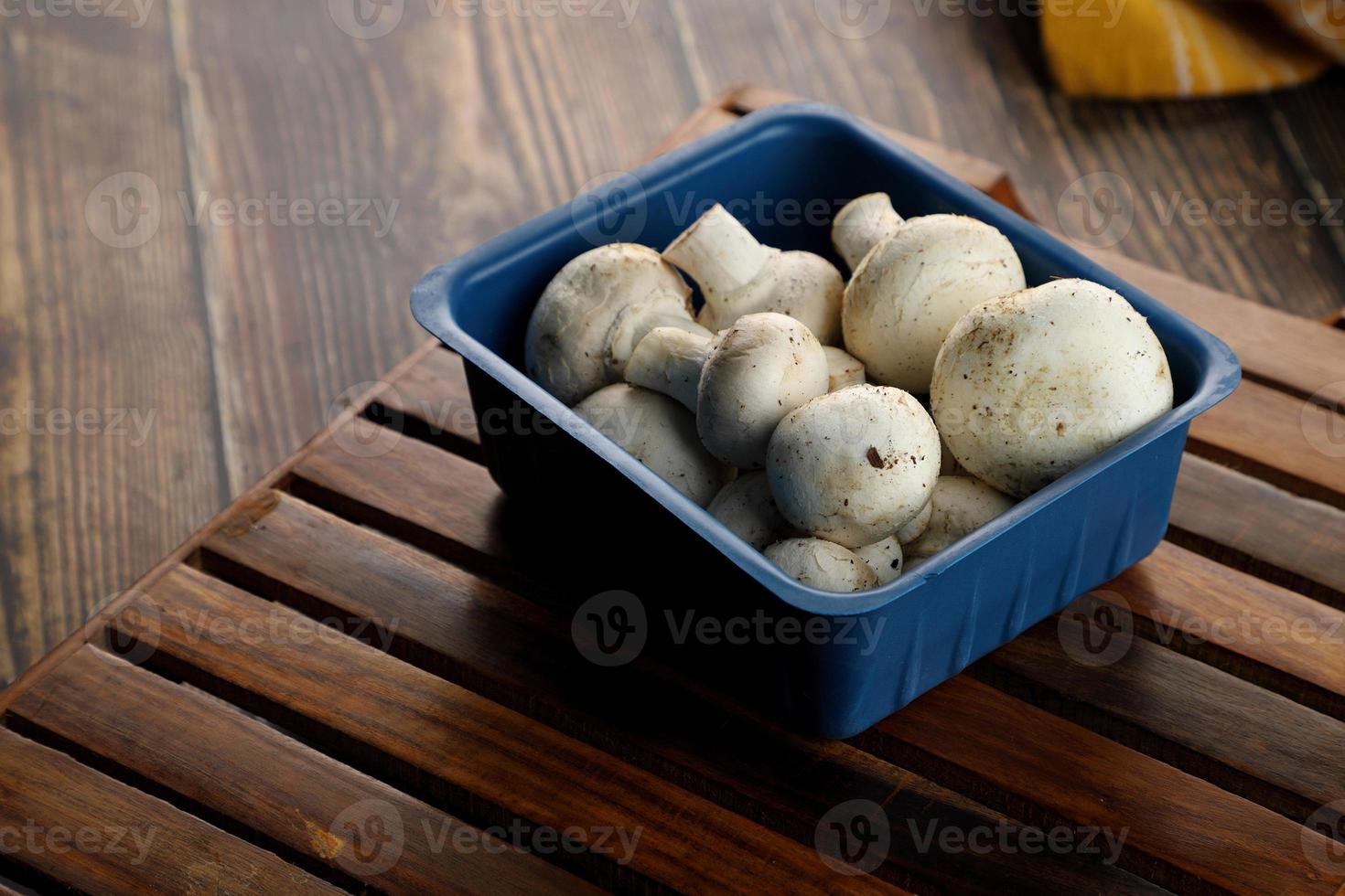 champignons in een blauwe doos foto