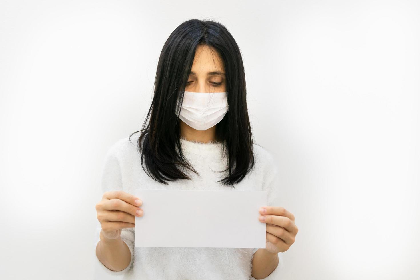 vrouw in een masker met een leeg bord foto