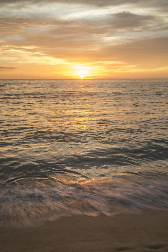 motion blur golven op punta lobos strand op een zonsondergang met bewolkte hemel, santos baja california sur mexico foto