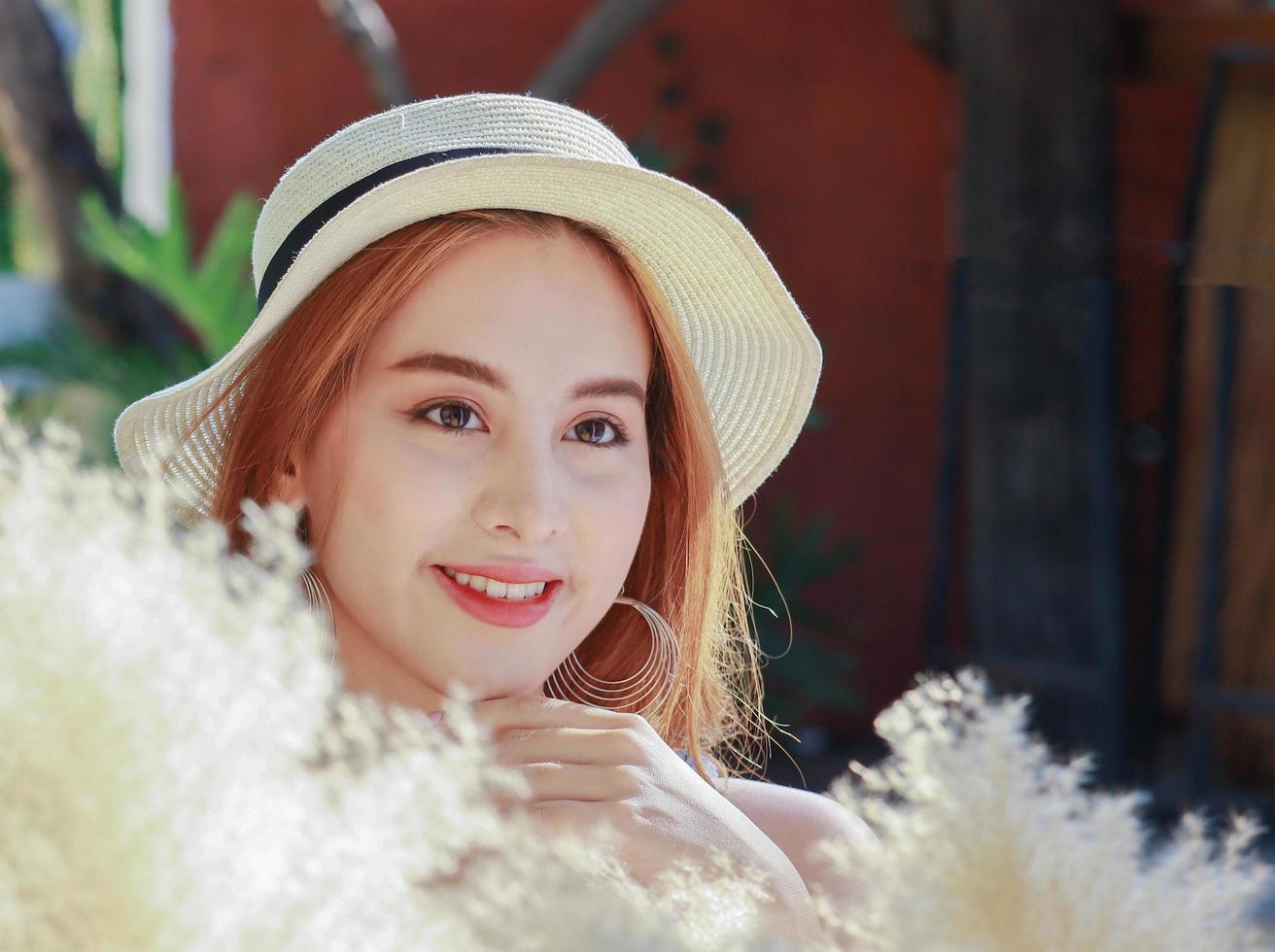 portret van mooie jonge Aziatische vrouw met schone charmante glimlach foto
