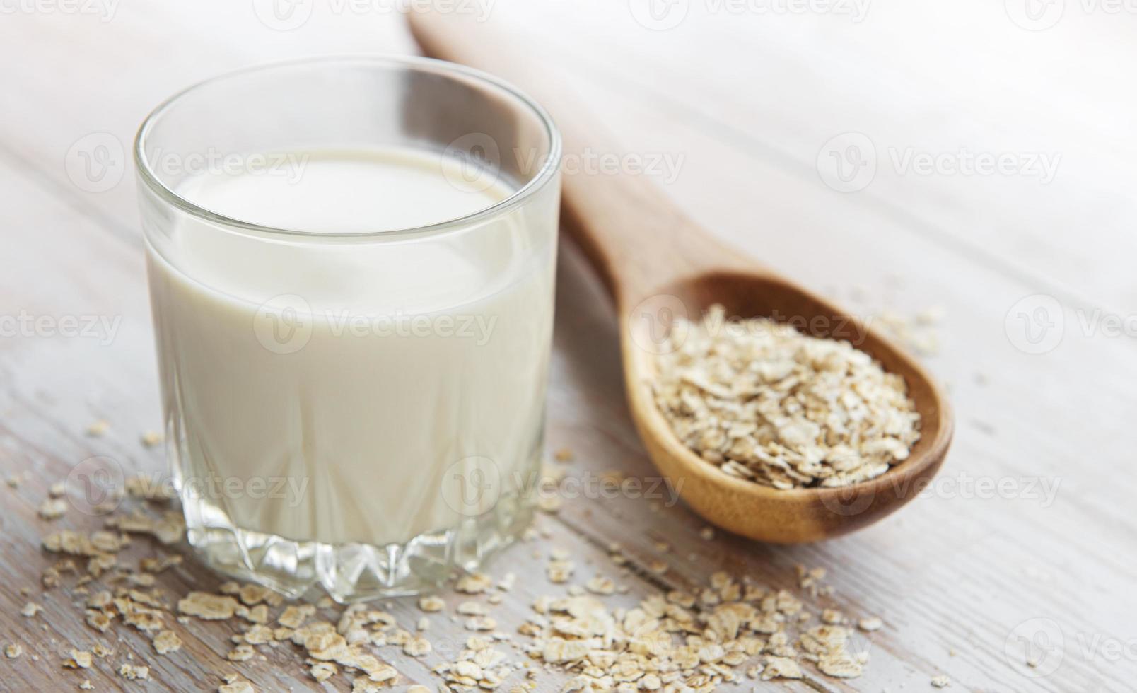 veganistische niet-zuivel alternatieve melk. havervlokken melk foto