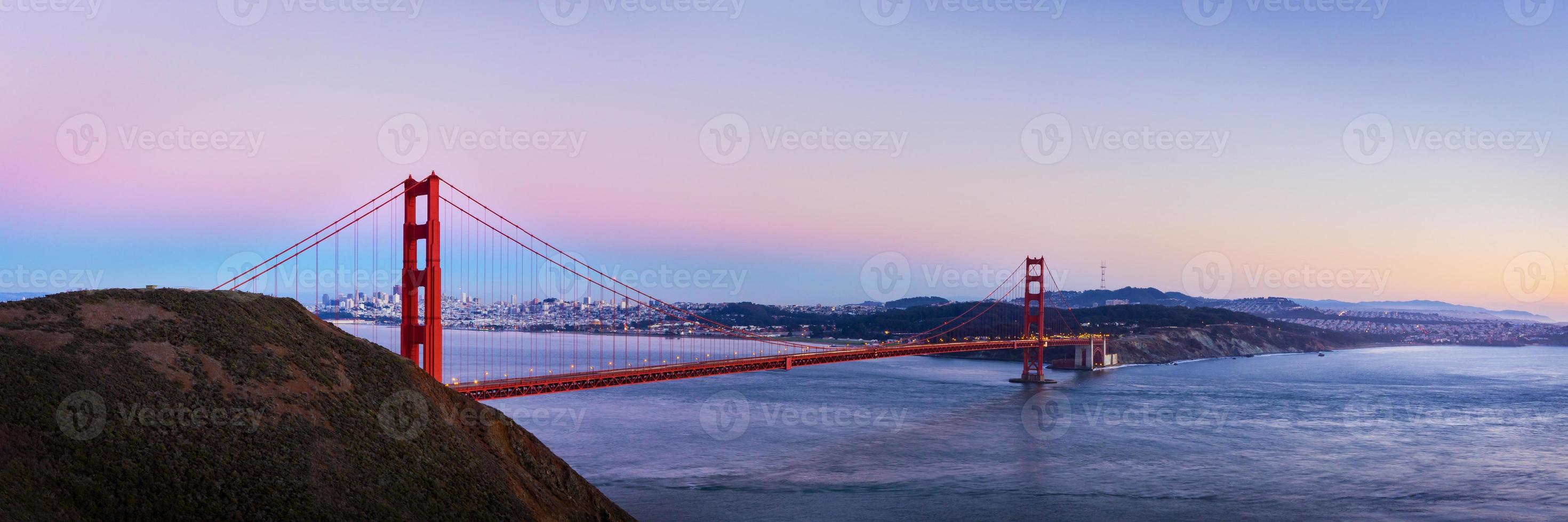 panoramisch uitzicht op de golden gate bridge in de schemering, san francisco, usa. foto