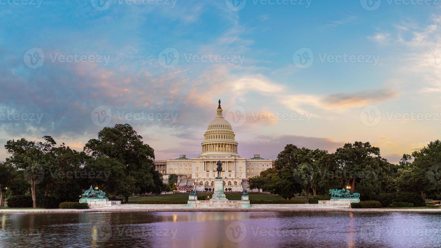 het capitool van de verenigde staten pf amerika op zonsopgang en zonsondergang foto