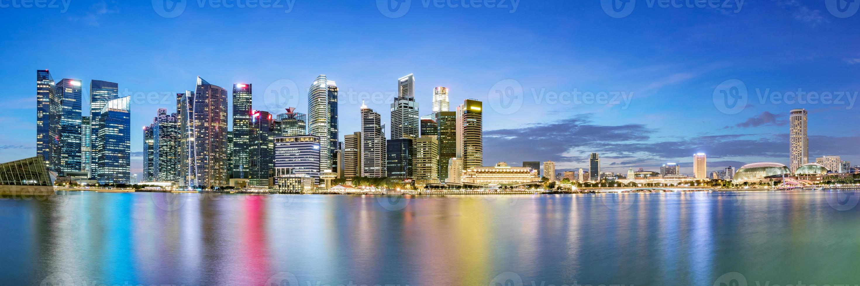 skyline van het financiële district van singapore in marina bay op schemeringtijd. foto