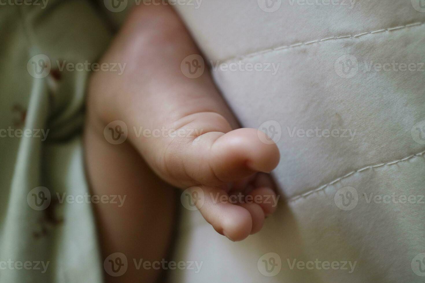 schattig voeten van een pasgeboren baby Aan een wit matras foto