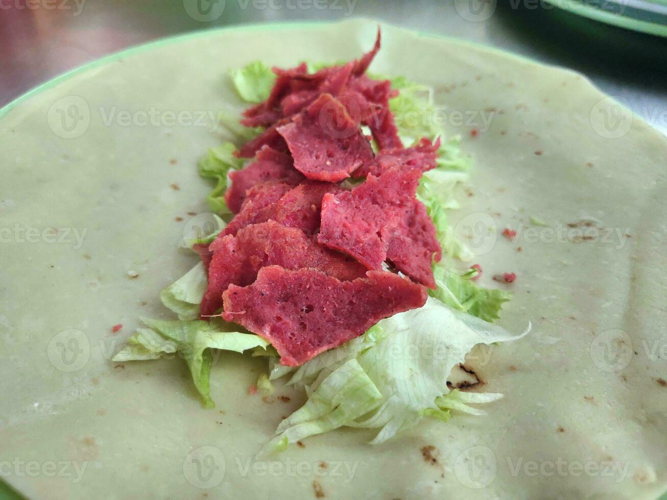 kebab voedsel vulling bestaat van vlees, saus, groenten, kebab meel huid, Aan een bord. foto