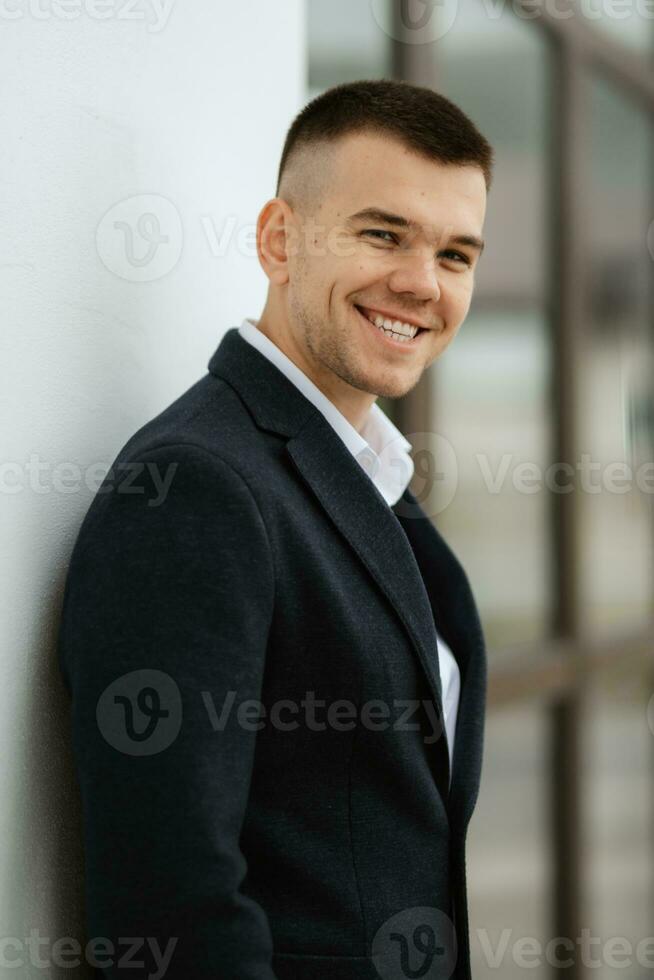 portret van een jong vent bruidegom in een donker wol pak foto