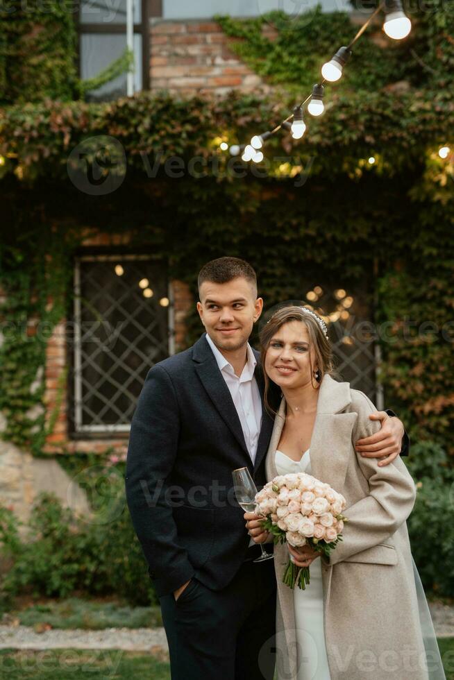 portret van een jong paar van bruid en bruidegom Aan hun bruiloft dag foto