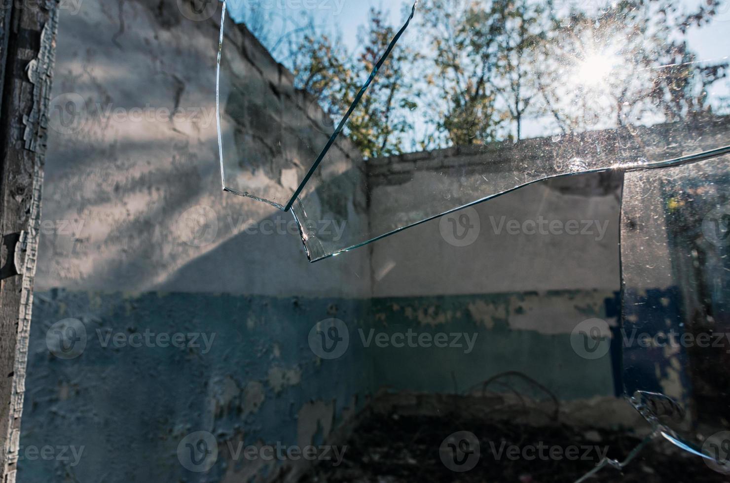 uitzicht vanuit een verlaten verlaten huis in Oekraïne foto