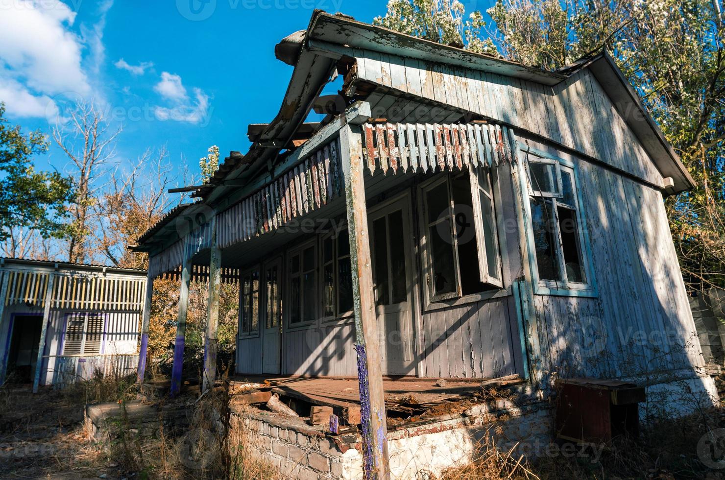 oud verlaten houten dorpshuis in Oekraïne foto