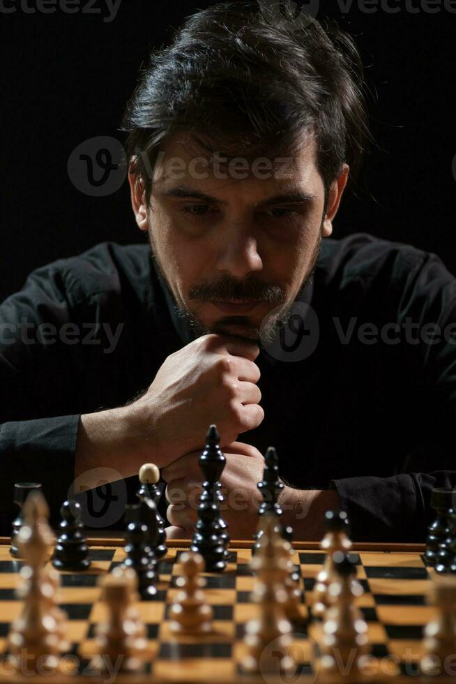 een man aan het schaken foto