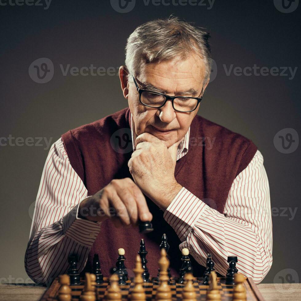 een senior Mens spelen schaak foto