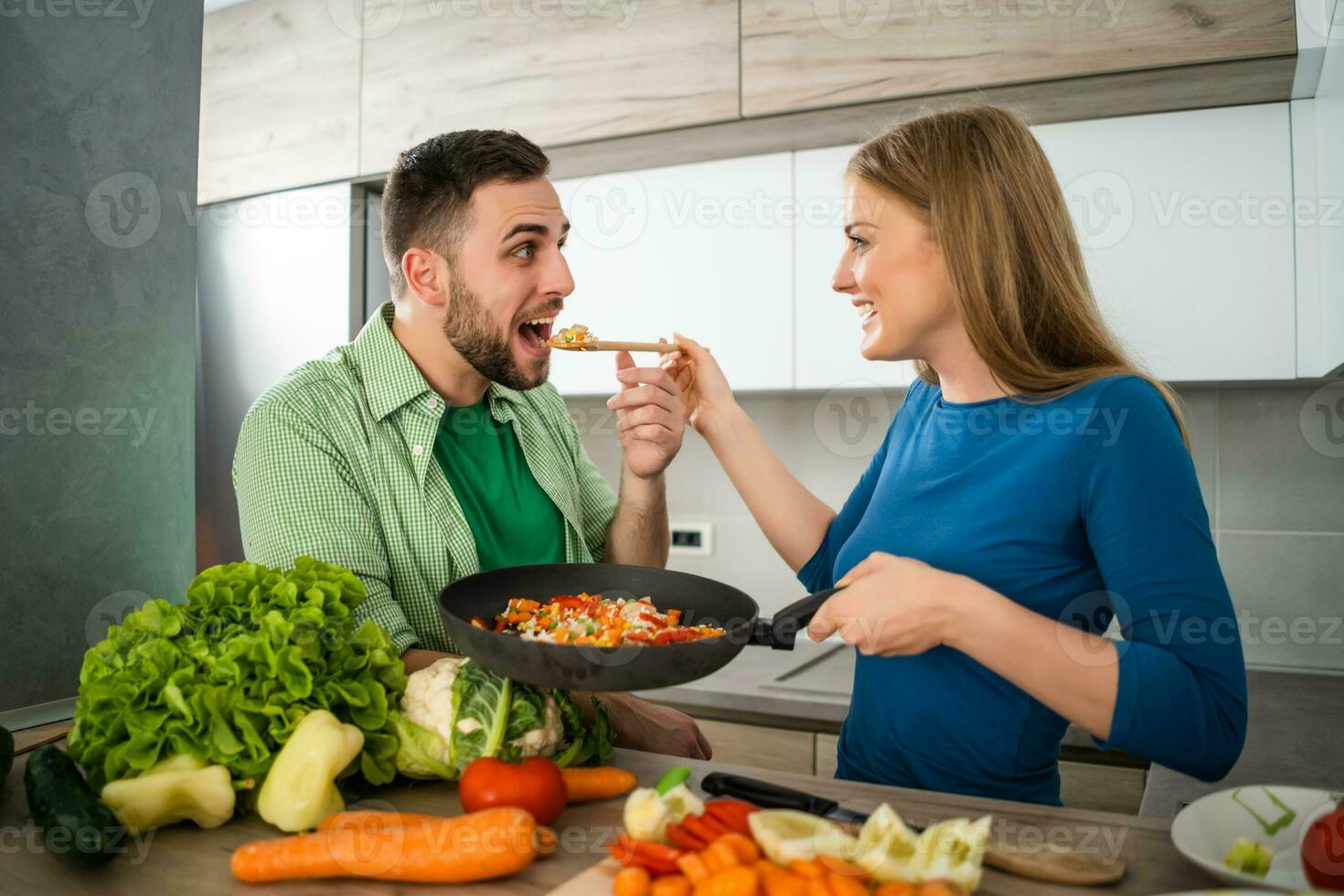 een jong paar Koken samen foto