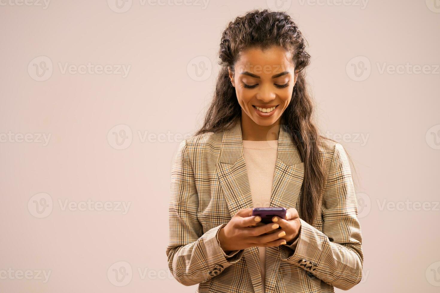 een zakenvrouw controle haar telefoon foto