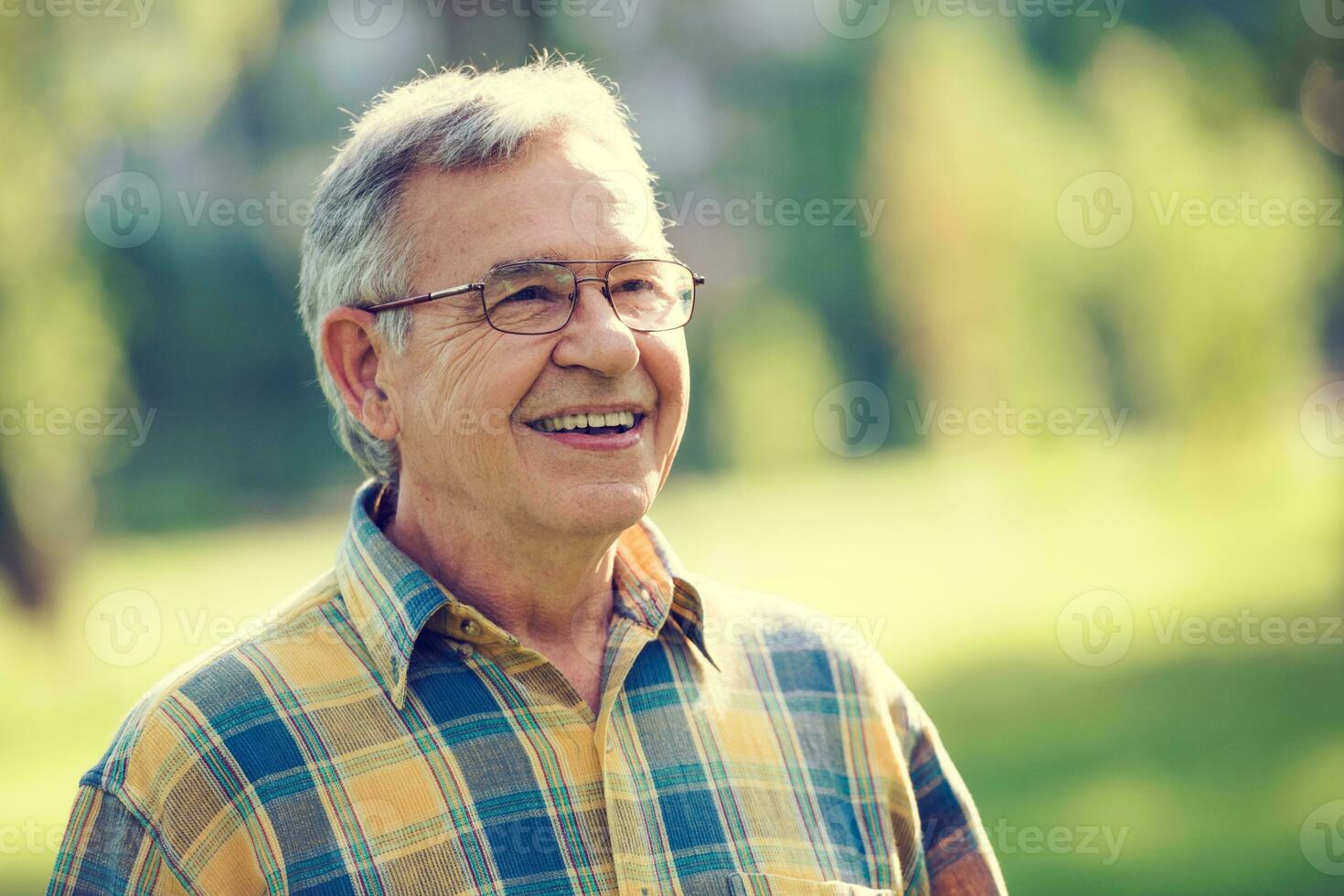 een senior Mens uitgeven tijd buitenshuis foto