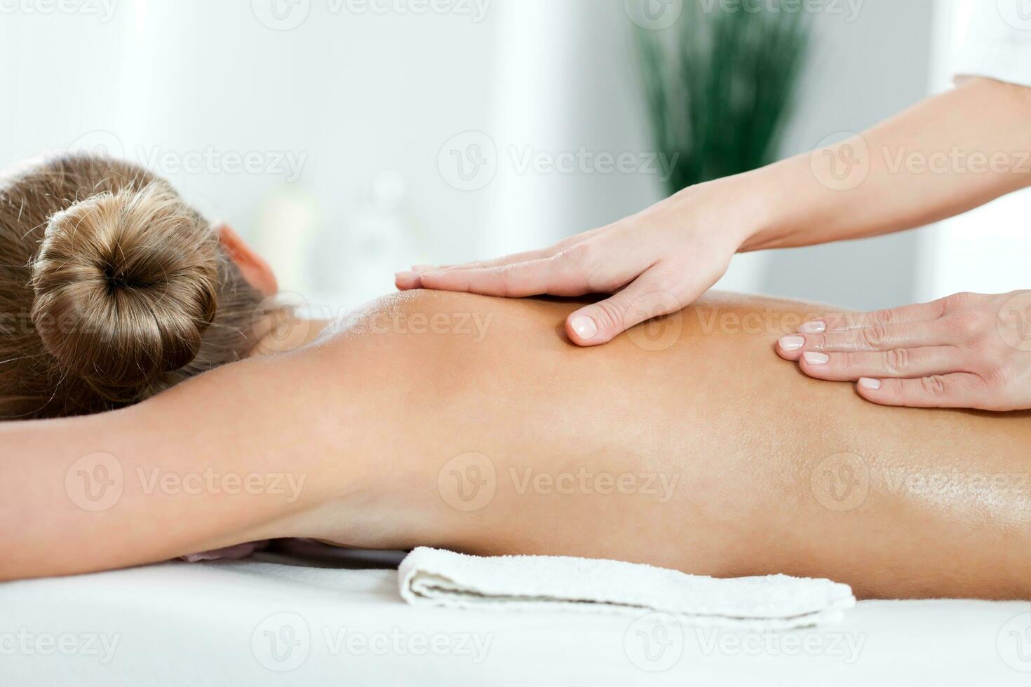 een vrouw die een massage krijgt foto