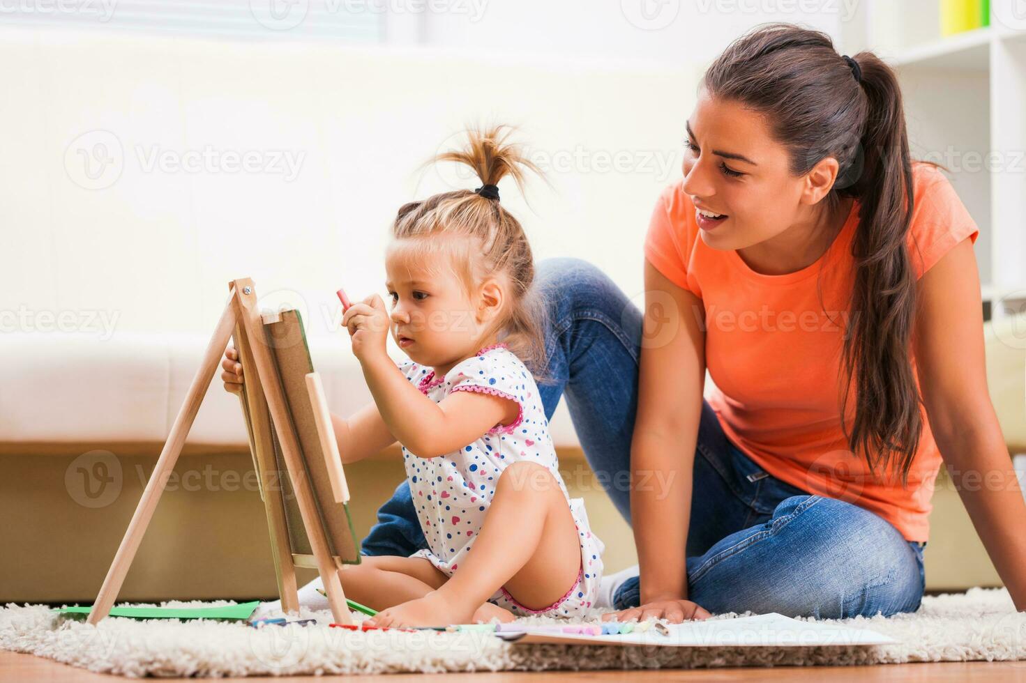een moeder uitgeven tijd met haar kind foto