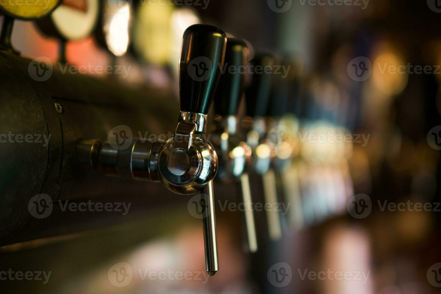 dichtbij omhoog van bier kranen foto