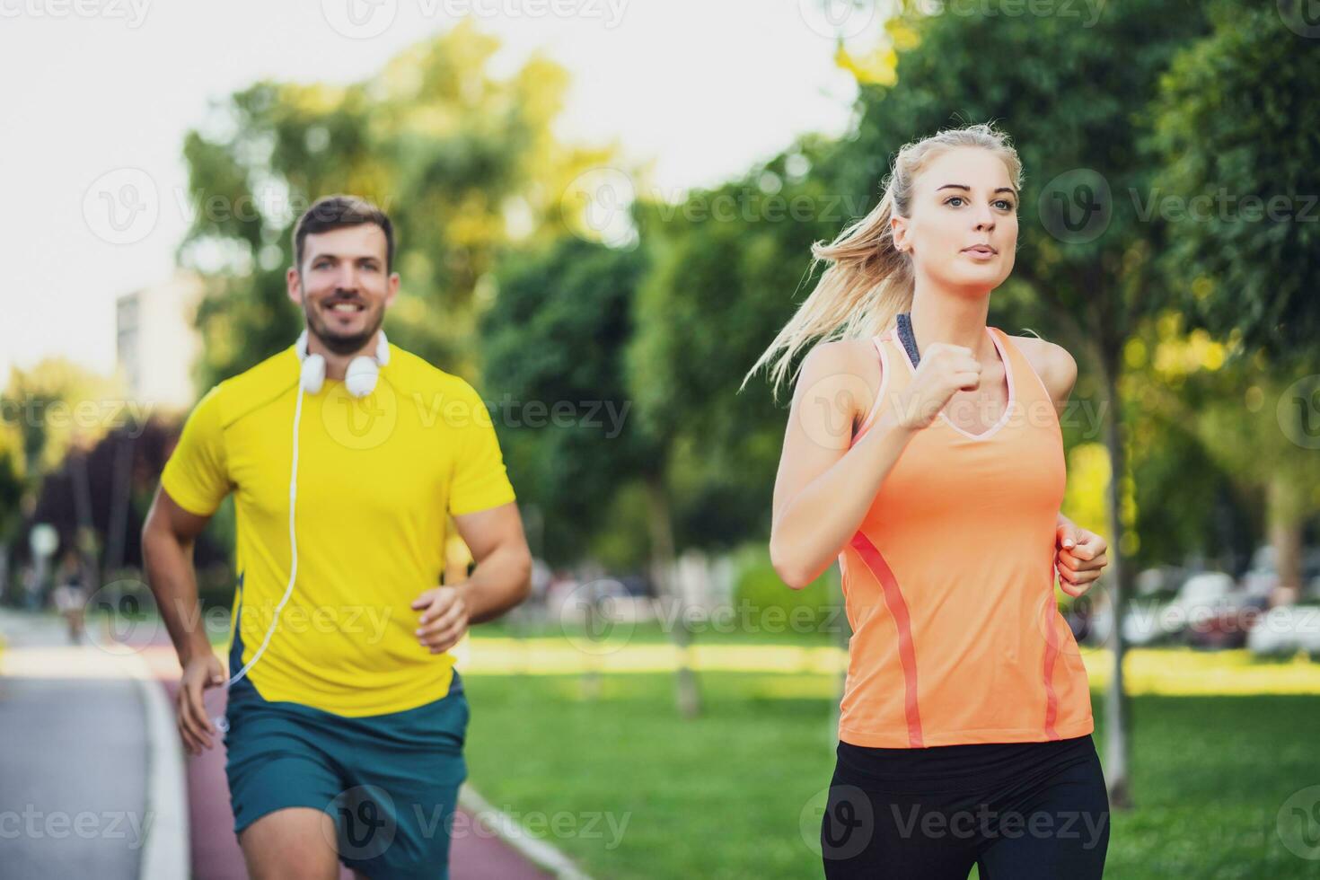 jong paar rennen in de park foto