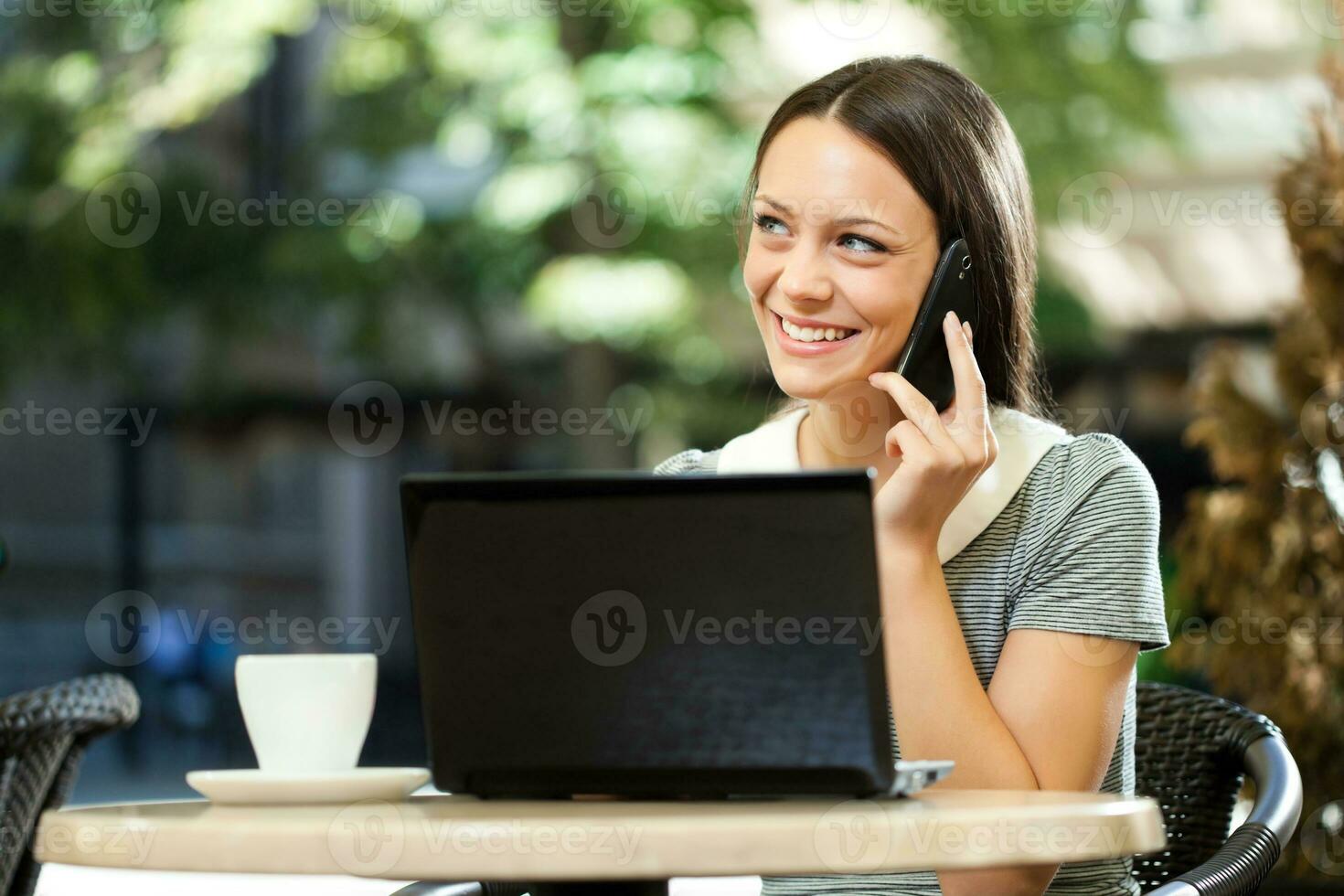 een vrouw hangende uit Bij een koffie winkel foto