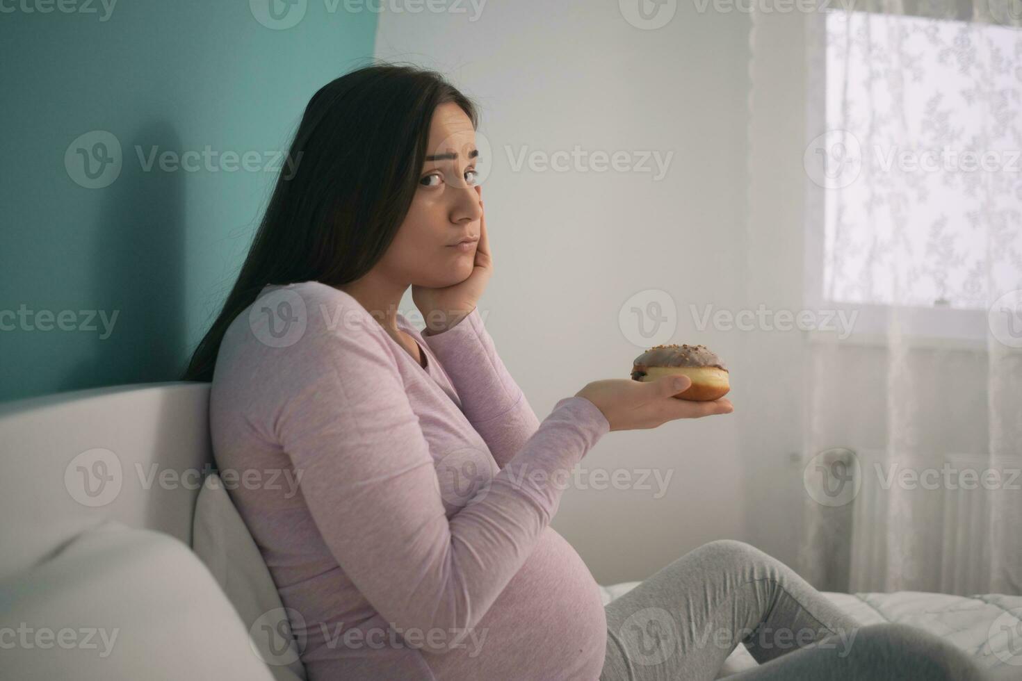 een zwanger vrouw met suiker onbedwingbare trek foto