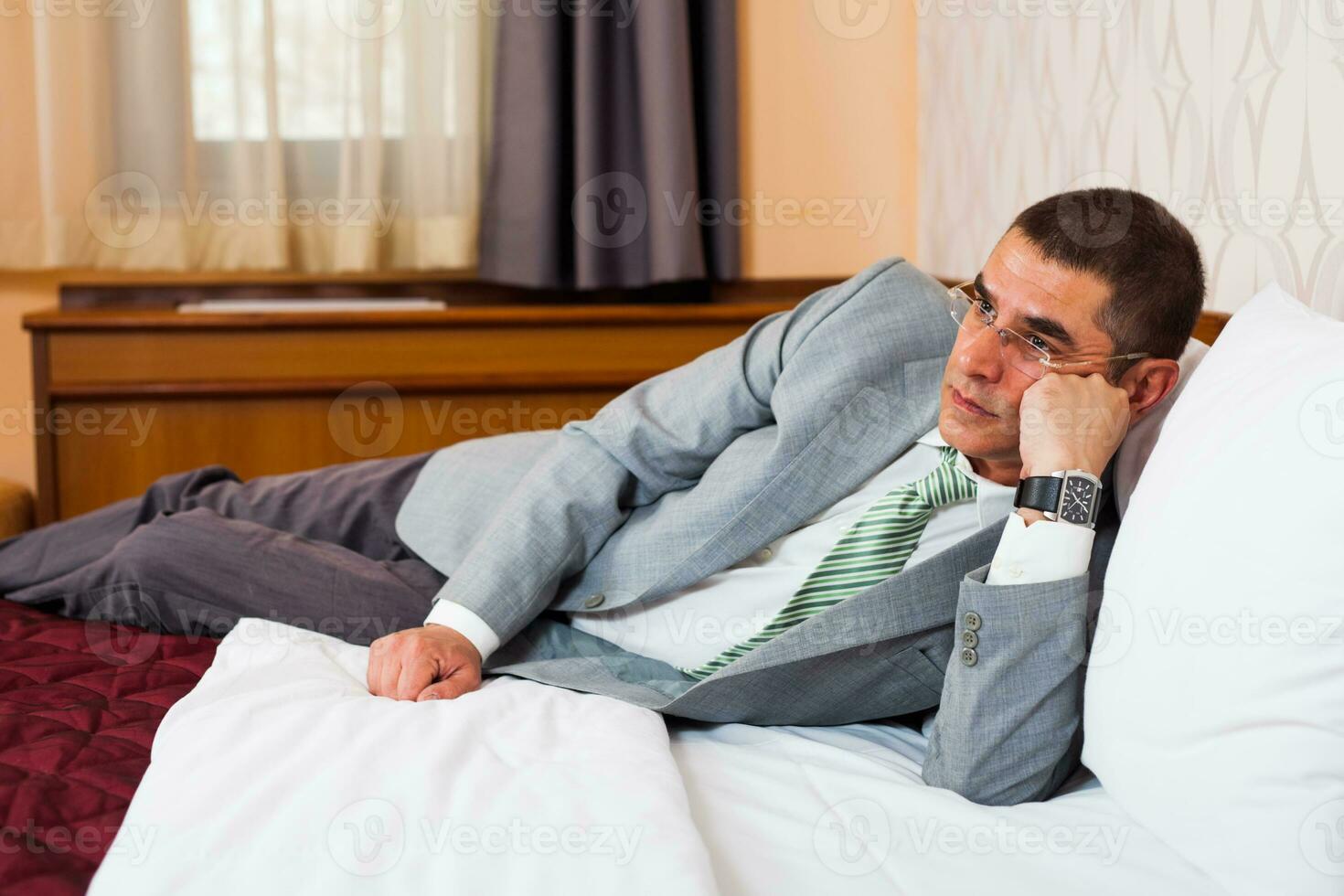 een zakenman in een hotel kamer foto