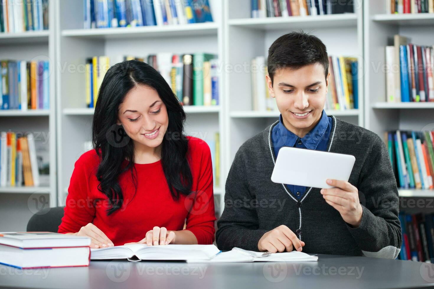 studenten in de bibliotheek foto