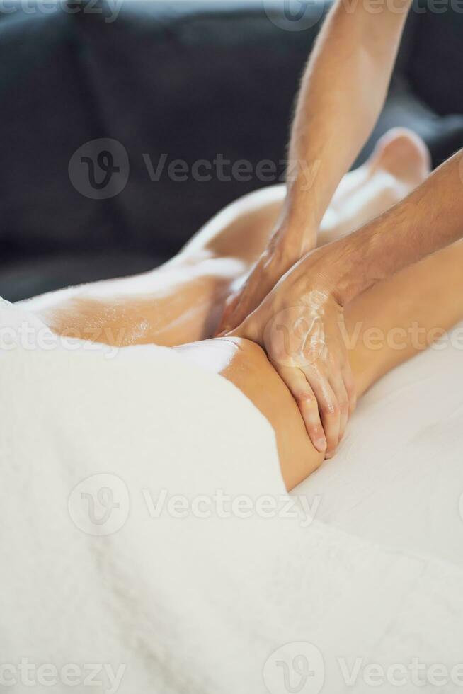 vrouw genieten van een been massage foto