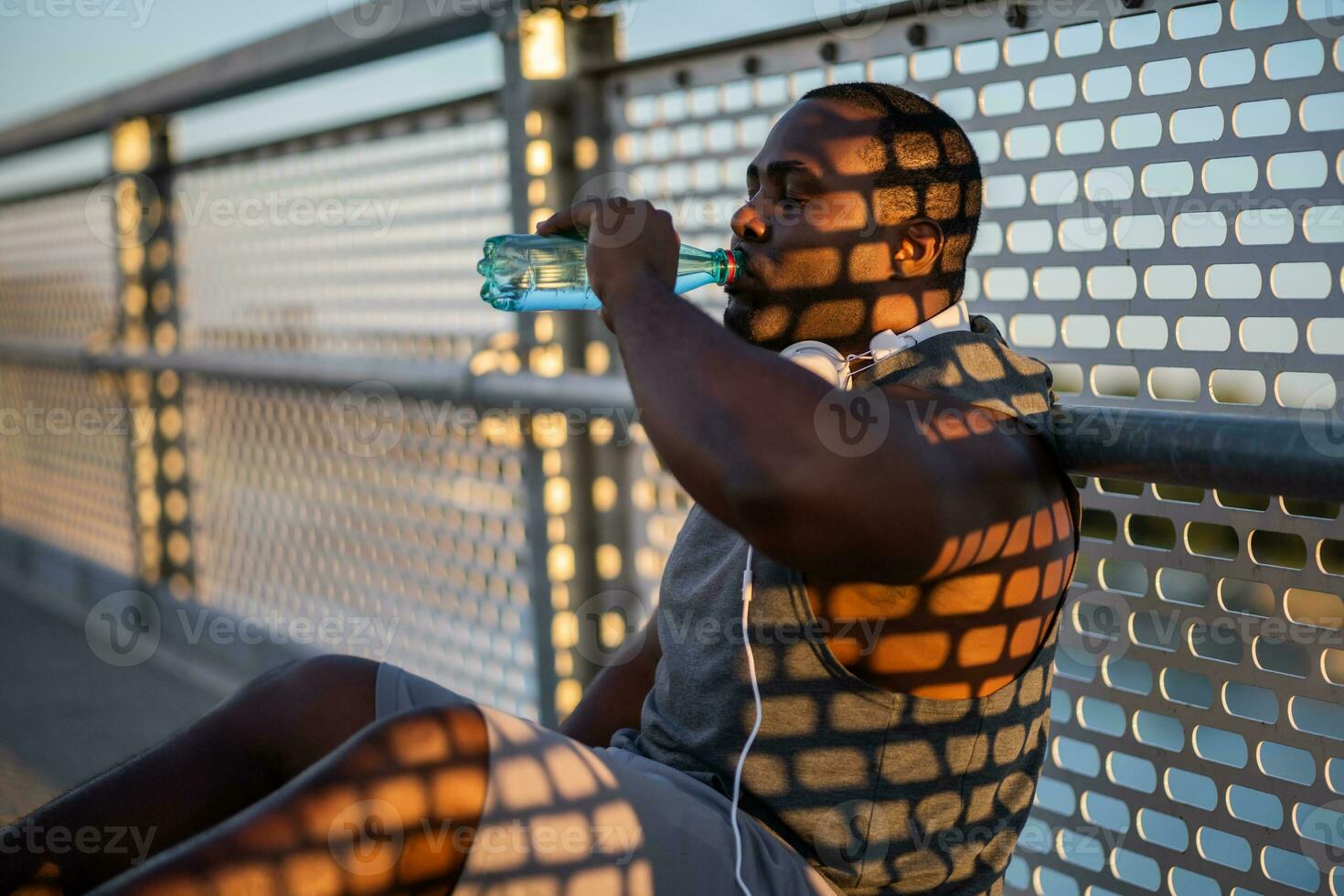 een Afrikaanse Amerikaans Mens drinken water foto