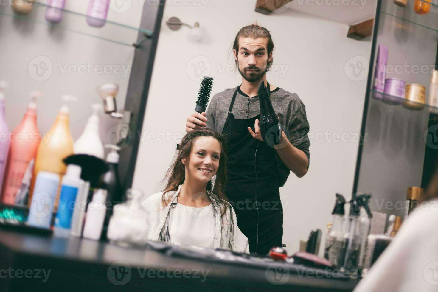 een vrouw Bij een haar- salon foto