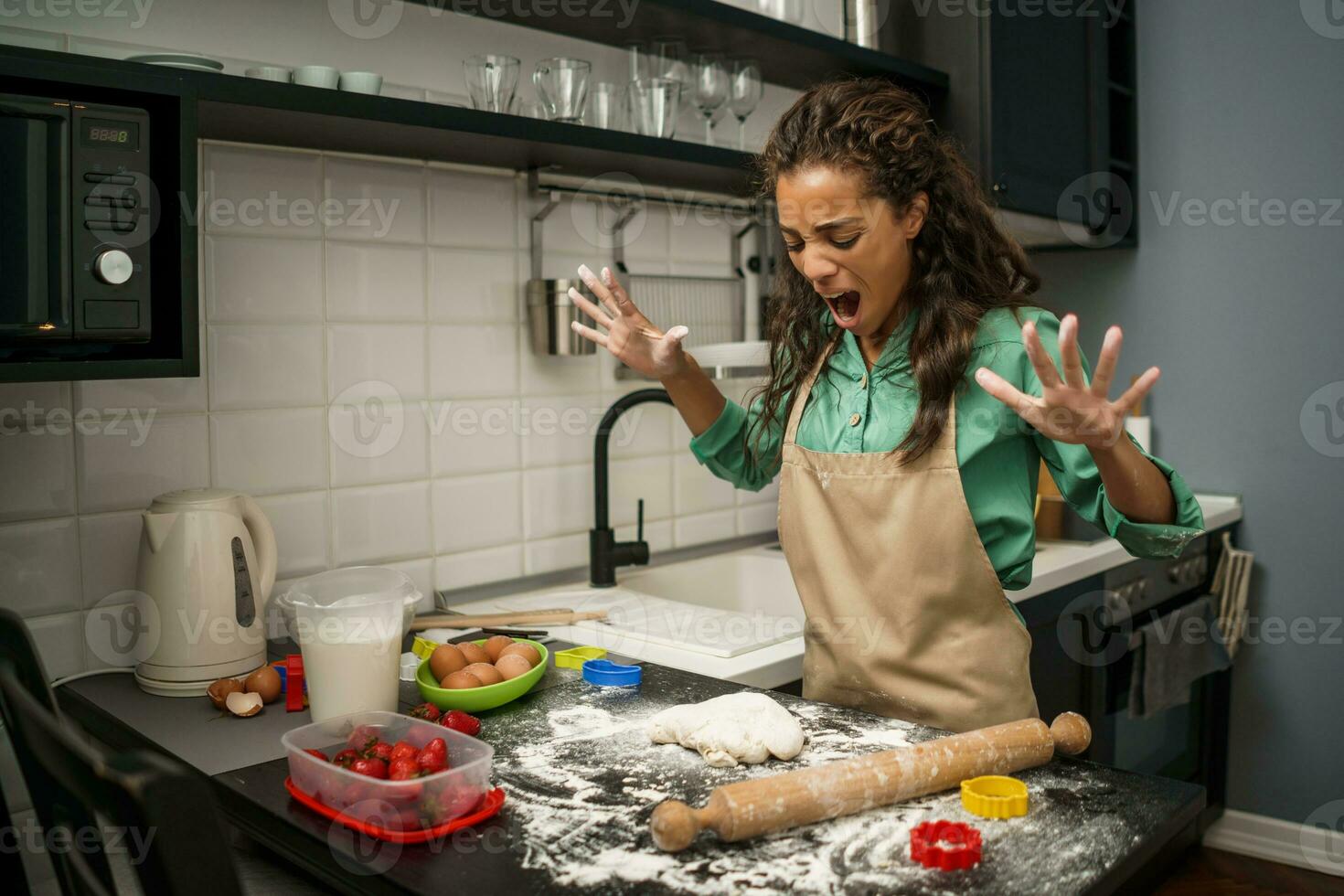 een vrouw maken koekjes in een rommelig keuken foto