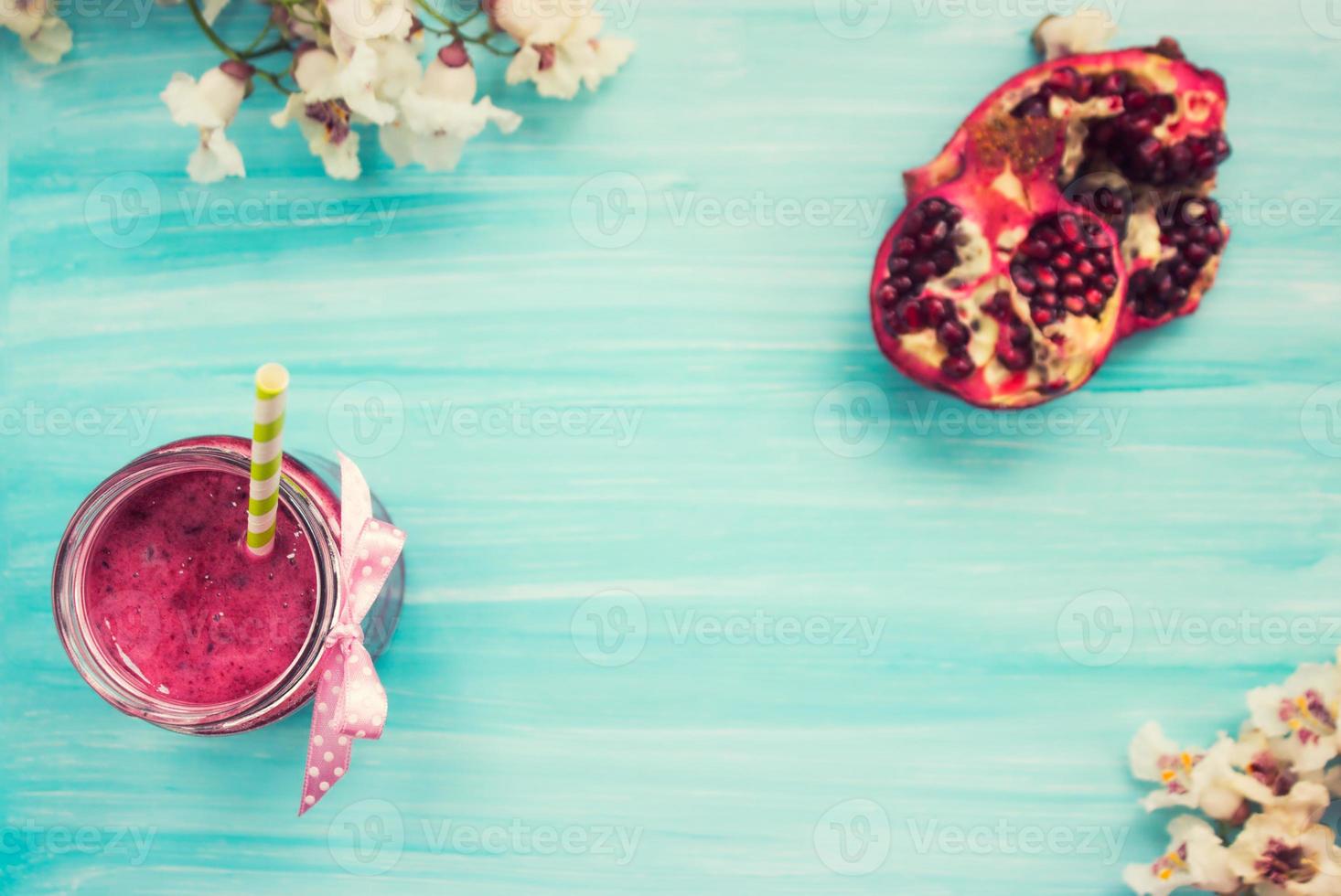 granaatappel smoothie op blauwe achtergrond foto