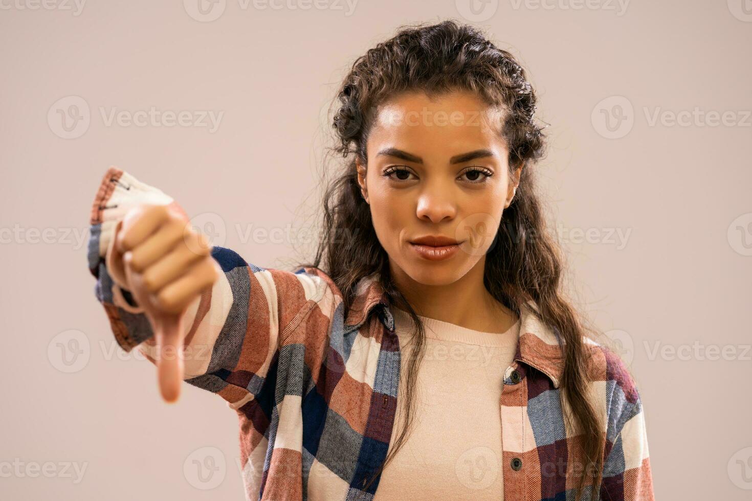 portret van een Afrikaanse Amerikaans vrouw dat shows een duim naar beneden foto