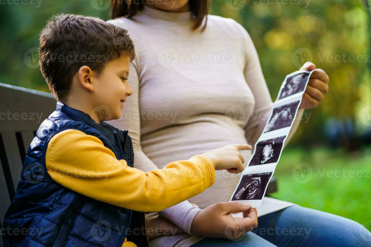 zwanger vrouw en haar zoon foto