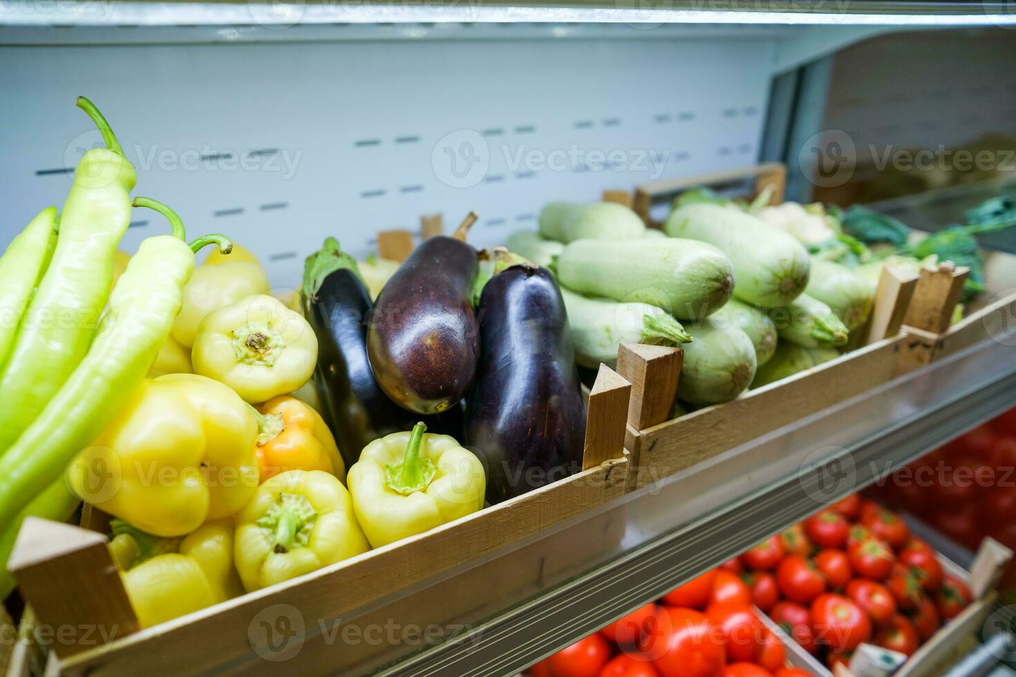 gezond fruit en groenten in kruidenier winkel foto